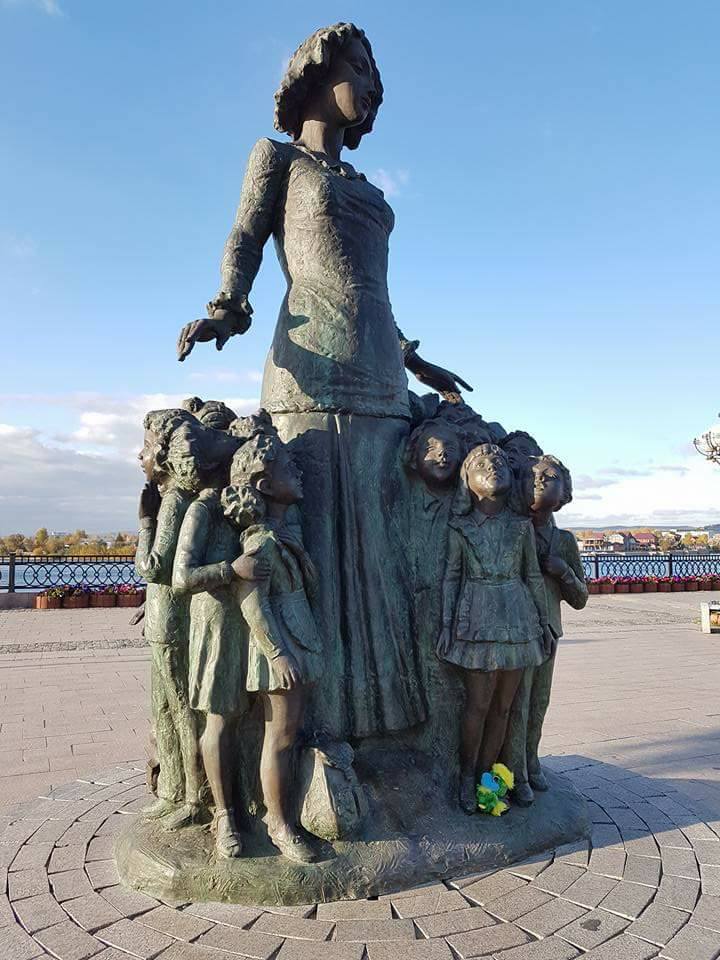 Eddie and the girls in Irkutsk. Eddie and the girls in Irkutsk.