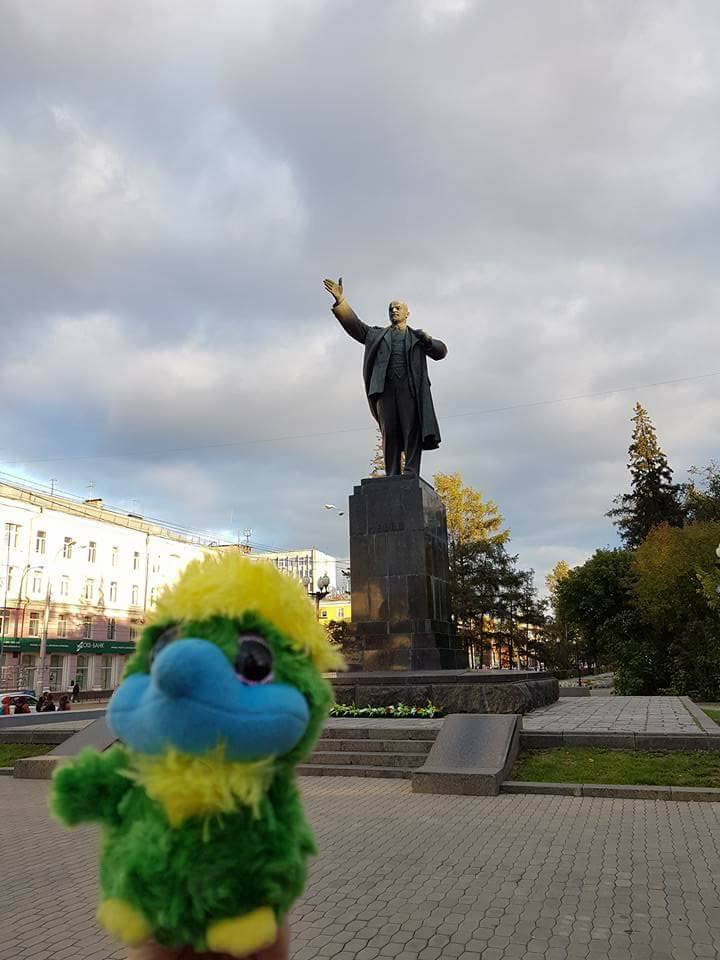 Eddie and Lenin doing the same pose. Eddie and Lenin doing the same pose.