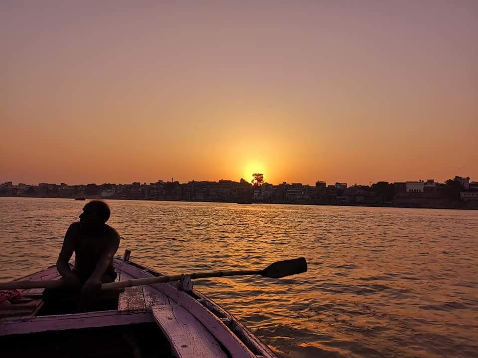 Travelling at it’s best. Sunset boat trip on Ganges in Varanasi🌅 Travelling at it’s best. Sunset boat trip on Ganges in Varanasi🌅