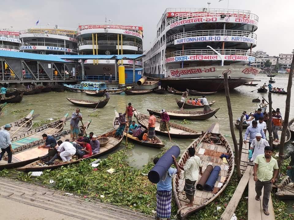 In the midst of the hustle and bustle of Dhaka’s port, where wooden boats bring people up/down/across the river, or large steel cruisers bring people… Somewhere 🛶🚤🛳⛴ In the midst of the hustle and bustle of Dhaka’s port, where wooden boats bring people up/down/across the river, or large steel cruisers bring people… Somewhere 🛶🚤🛳⛴