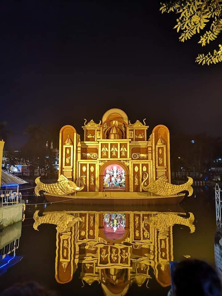 Durga Puja is a big hindu festival and the best place in India to experience it is in Kolkata. What luck we have always bumping into festivals without really knowing beforehand.. 🙏 The city celebrates nonstop for 10 days, day and night! Seeing all the impressive pandals across the city was a true highlight of our trip. However, due to the crowds and driving around the city on motorbikes in the middle of the night, meant Eddie had to stay at home. The Norwegians, however, found it very fascinating and the next day Eddie was sour as only eagles can be to have missed out on such a great experience. Durga Puja is a big hindu festival and the best place in India to experience it is in Kolkata. What luck we have always bumping into festivals without really knowing beforehand.. 🙏 The city celebrates nonstop for 10 days, day and night! Seeing all the impressive pandals across the city was a true highlight of our trip. However, due to the crowds and driving around the city on motorbikes in the middle of the night, meant Eddie had to stay at home. The Norwegians, however, found it very fascinating and the next day Eddie was sour as only eagles can be to have missed out on such a great experience.