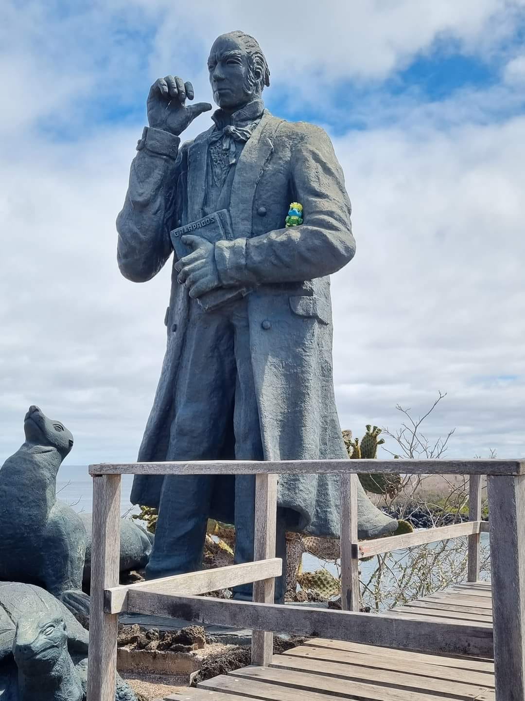 Eddie met up with the great naturalist, geologist and biologist – Mr. Charles Darwin himself 🤩🙏 What would Darwin have made of a travelling eagle like Eddie? Would he be qualified as a “survival of the fittest”? YES, his caretakers are sure he would pass the test. Eddie on his side would have preferred that the evolution had given him longer wings, so he didn’t have to fly in a metal tube every time 😁 Eddie met up with the great naturalist, geologist and biologist – Mr. Charles Darwin himself 🤩🙏 What would Darwin have made of a travelling eagle like Eddie? Would he be qualified as a “survival of the fittest”? YES, his caretakers are sure he would pass the test. Eddie on his side would have preferred that the evolution had given him longer wings, so he didn’t have to fly in a metal tube every time 😁