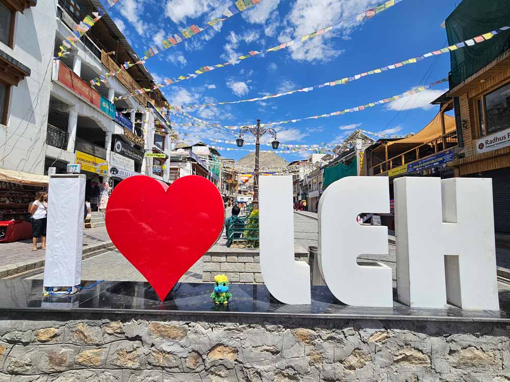 Eddie has again a few words to say (6 to be accurate) about Leh, the capital of Ladakh in the disputed Kashmir region! He and his caretakers LOOOOVES LEH!! Eddie has again a few words to say (6 to be accurate) about Leh, the capital of Ladakh in the disputed Kashmir region!
He and his caretakers LOOOOVES LEH!!