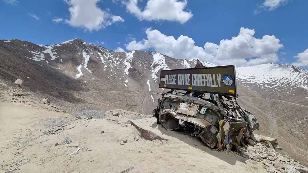 A good example on the importance of driving carefully on narrow, crumbling, hazardous mountain roads! ๐ฌ A good example on the importance of driving carefully on narrow, crumbling, hazardous mountain roads! ๐ฌ