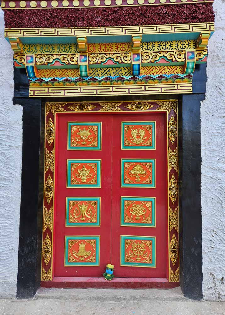 Eddie is pimping up a grandiose door at Hemis Monastery! Eddie is pimping up a grandiose door at Hemis Monastery!