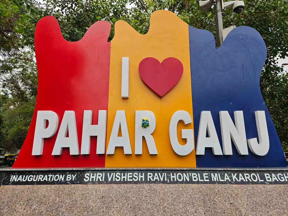 There's only three words to say when back in New Delhi: I LOOOOVE PAHARGANJ... And so do my caretakers!!! โค๏ธ (Ok... that was eight words) There's only three words to say when back in New Delhi: I LOOOOVE PAHARGANJ... And so do my caretakers!!! โค๏ธ (Ok... that was eight words)