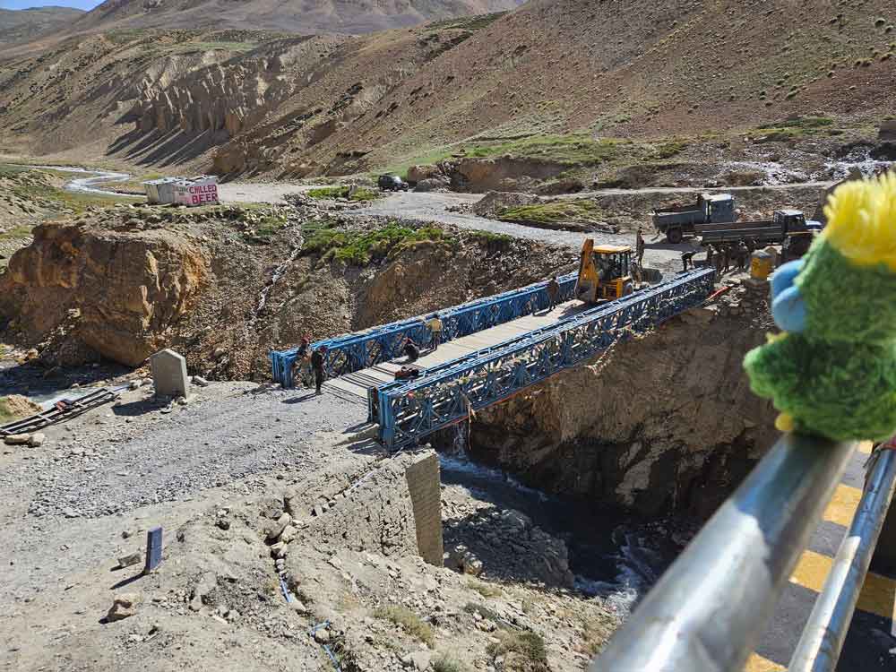 This is the Leh-Manali highway! The new bridge was broken, and the old had to be fixed before any could cross! Both Eddie and his caretakers were A BIT sceptic when crossing the bridge 1,5 hours later... This is the Leh-Manali highway! The new bridge was broken, and the old had to be fixed before any could cross! Both Eddie and his caretakers were A BIT sceptic when crossing the bridge 1,5 hours later...